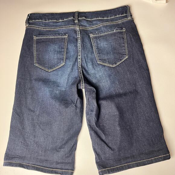 St John's Bay Women's Dark Wash Bermuda Style Shorts Sz 8 - Picture 6 of 9